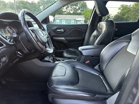 Used 2019 Jeep Cherokee Latitude Plus FWD image 11