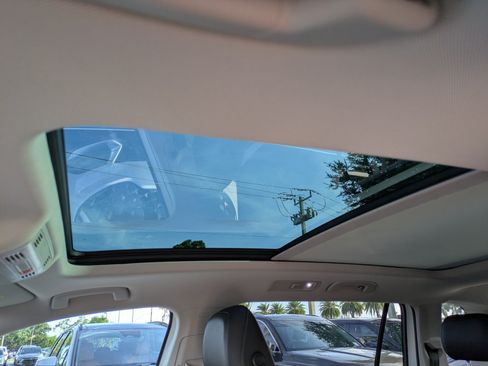 Used 2020 Volkswagen Tiguan SE w/ Panoramic Sunroof Package FWD image 18