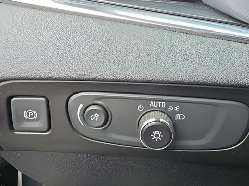 Used 2019 Buick Enclave Essence AWD/4WD image 17