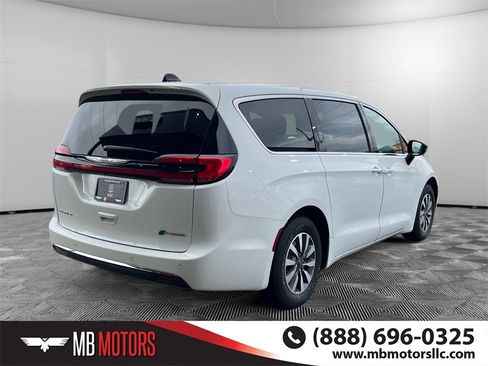 Used 2024 Chrysler Pacifica Select image 3