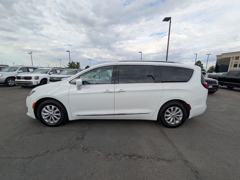 Used 2018 Chrysler Pacifica Touring-L FWD image 9