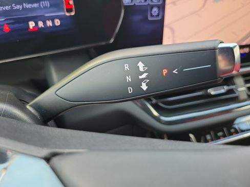 Used 2025 Chevrolet Equinox EV RS FWD image 23