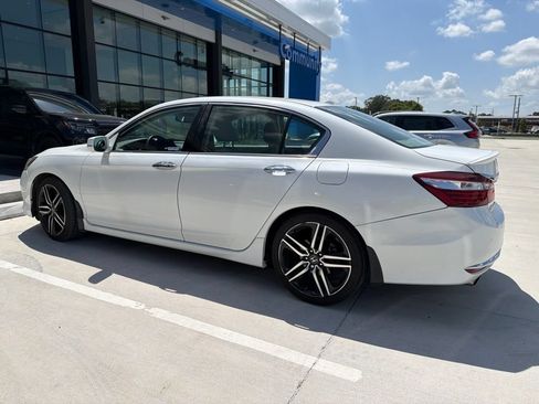 Used 2017 Honda Accord Touring image 6