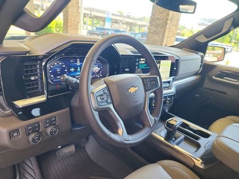 Used 2025 Chevrolet Silverado 1500 LTZ AWD/4WD image 12