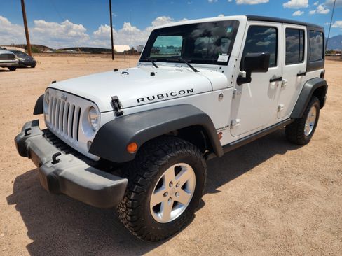 Used 2016 Jeep Wrangler Unlimited Rubicon w/ Connectivity Group AWD/4WD image 3