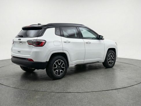 Used 2025 Jeep Compass Trailhawk AWD/4WD image 9