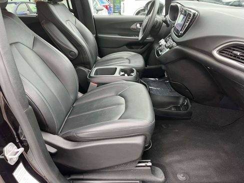 Used 2025 Chrysler Pacifica Select FWD image 11