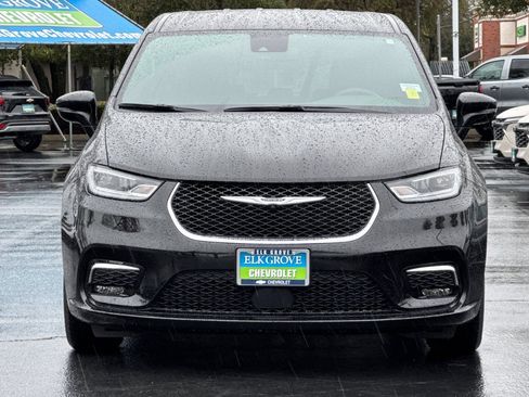 Used 2025 Chrysler Pacifica Select image 8