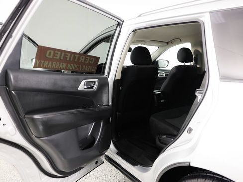 Used 2019 Nissan Pathfinder SV FWD image 16