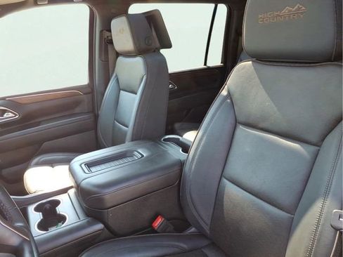 Used 2024 Chevrolet Suburban High Country AWD/4WD image 7