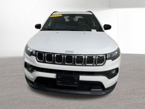 Used 2024 Jeep Compass Latitude image 3