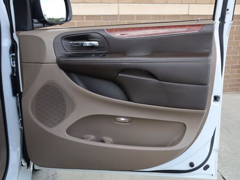Used 2014 Chrysler Town & Country Touring FWD image 24