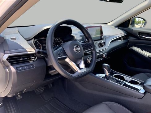 Used 2024 Nissan Altima 2.5 SV FWD image 17