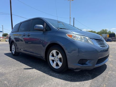 Used 2014 Toyota Sienna LE FWD image 3