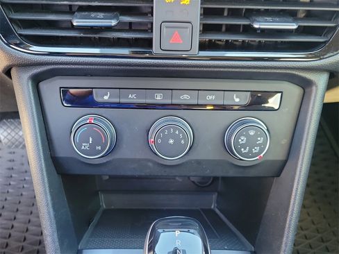 Used 2022 Volkswagen Taos SE w/ Panoramic Sunroof Package image 34