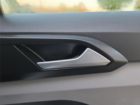 Used 2022 Volkswagen Taos SE image 28