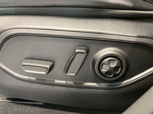 Used 2023 Jeep Grand Cherokee Limited image 11