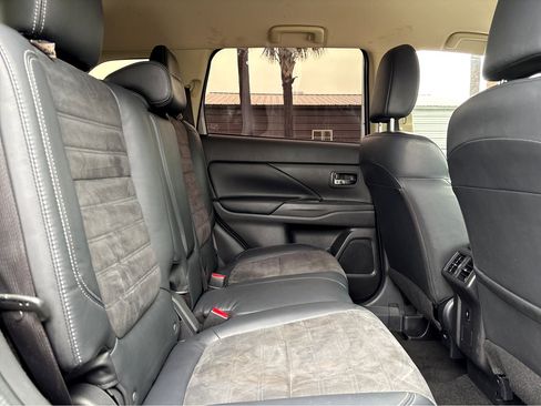 Used 2019 Mitsubishi Outlander SE image 18