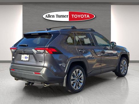 Used 2023 Toyota RAV4 XLE Premium image 5