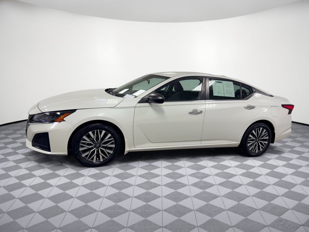 Used 2024 Nissan Altima 2.5 SV FWD image 2