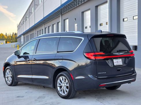 Used 2021 Chrysler Pacifica Touring-L w/ Premium & Safety Sphere Group image 6