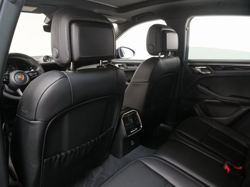 Used 2025 Porsche Macan image 40