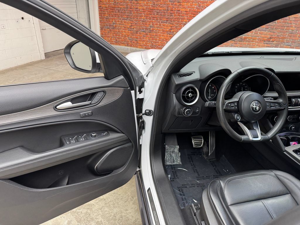 Used 2023 Alfa Romeo Stelvio Ti AWD/4WD image 8