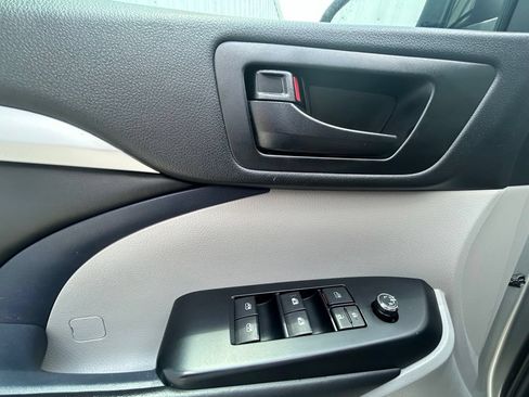 Used 2018 Toyota Highlander Plus w/ Carpet Mat Package (TMS) FWD image 9