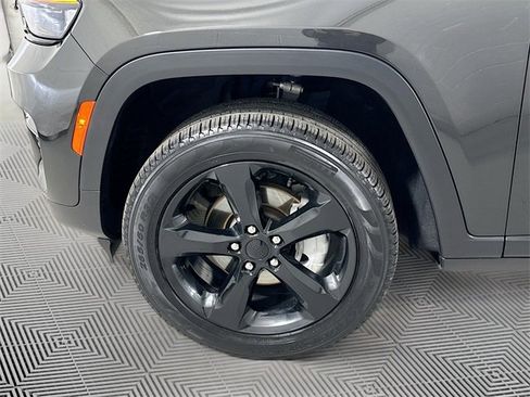 Certified 2024 Jeep Grand Cherokee Limited w/ Black Appearance Package image 18