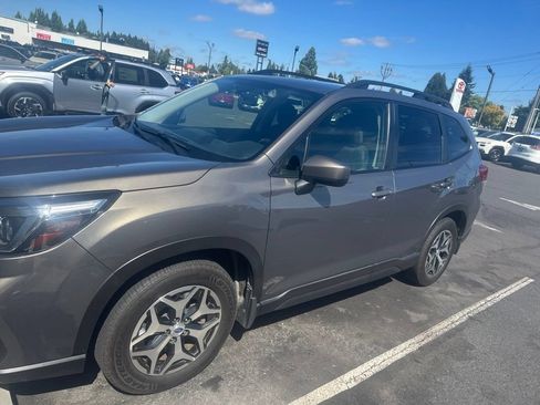 Used 2019 Subaru Forester Premium AWD/4WD image 2