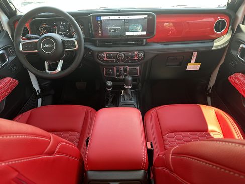 Used 2025 Jeep Wrangler Unlimited Sahara image 23