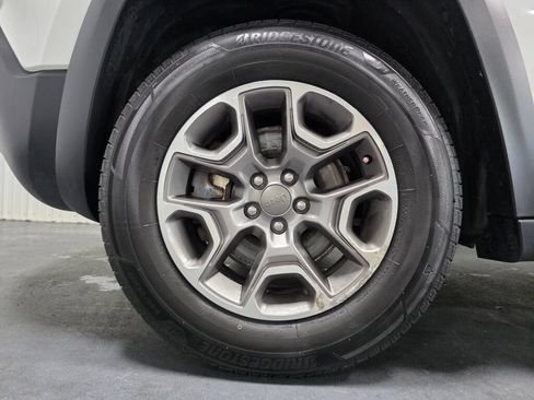 Used 2020 Jeep Cherokee Trailhawk AWD/4WD image 6