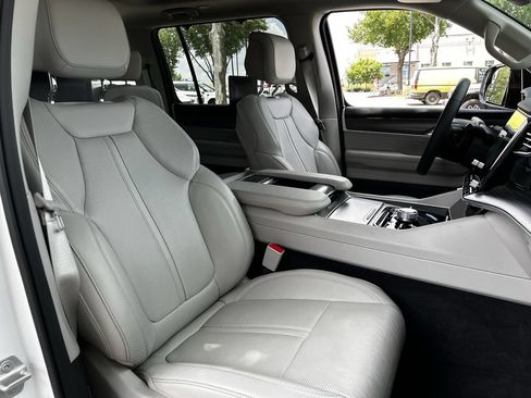 Used 2023 Jeep Wagoneer Series III w/ Premium Group I AWD/4WD image 33