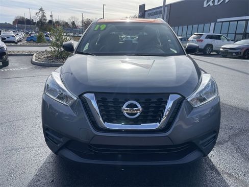 Used 2019 Nissan Kicks SV image 2