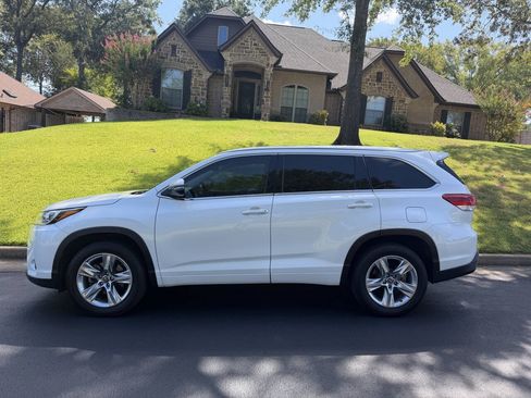 Used 2017 Toyota Highlander Limited FWD image 2