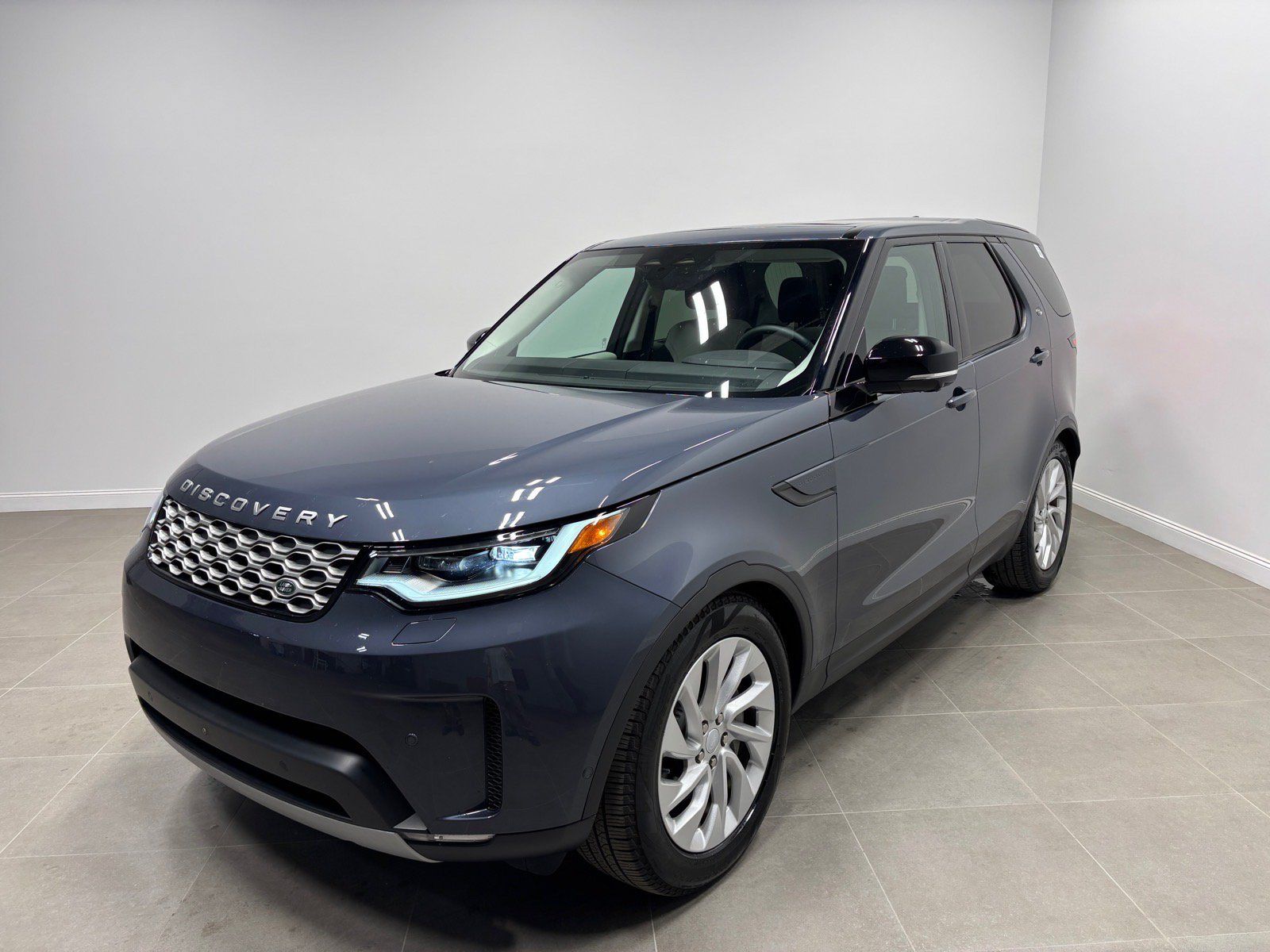New 2025 Land Rover Discovery S AWD/4WD image 1