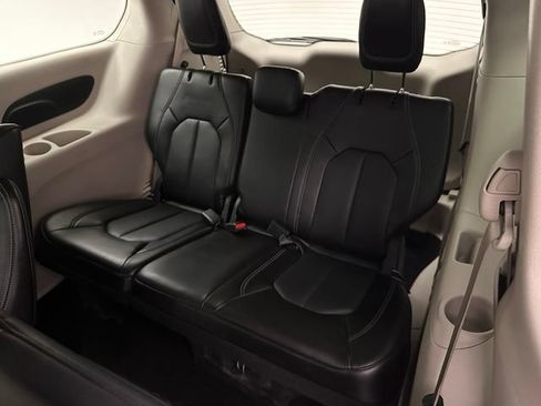Used 2023 Chrysler Pacifica Touring-L FWD image 18