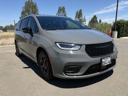 Used 2023 Chrysler Pacifica Limited w/ Uconnect Theater Family Group FWD image 1