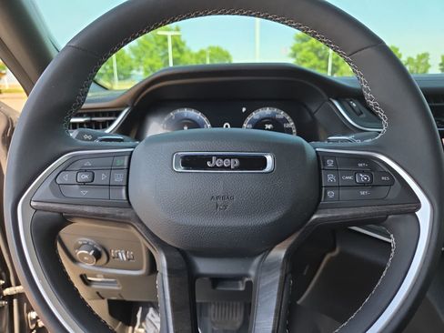Used 2025 Jeep Grand Cherokee Limited w/ Trailer Tow Package AWD/4WD image 23