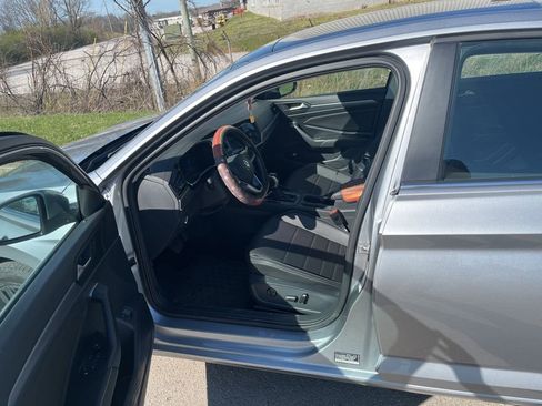 Used 2023 Volkswagen Jetta SE w/ Panoramic Sunroof Package image 6