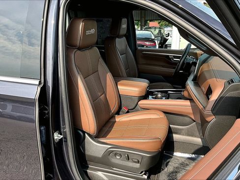 Used 2025 Chevrolet Tahoe High Country AWD/4WD image 32