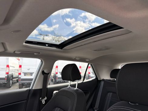 Used 2025 Hyundai Venue SEL FWD image 18