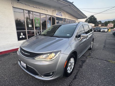 Used 2020 Chrysler Pacifica Touring-L image 1