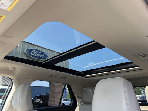 Used 2022 Ford Explorer XLT w/ Equipment Group 202A image 12