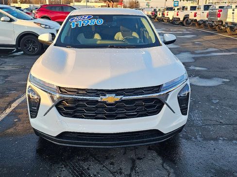 Used 2024 Chevrolet Trax LS w/ LS Convenience Package image 2