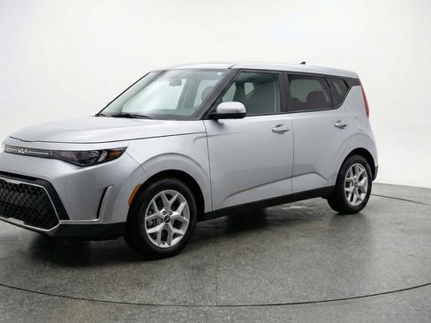 Used 2025 Kia Soul LX w/ LX Technology Package image 3