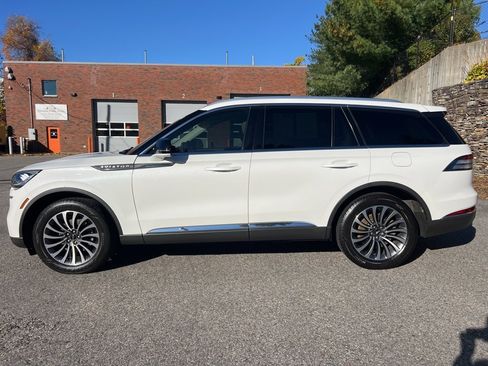 Used 2022 Lincoln Aviator AWD w/ Premium Package image 2