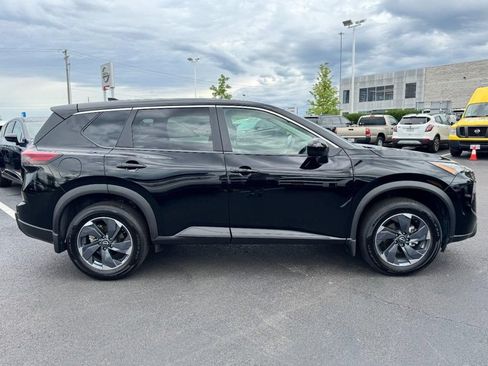 Used 2026 Nissan Rogue SV FWD image 2