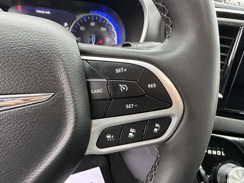 Used 2025 Chrysler Pacifica Select image 23