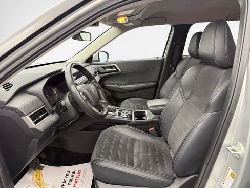 Used 2024 Mitsubishi Outlander SE image 12